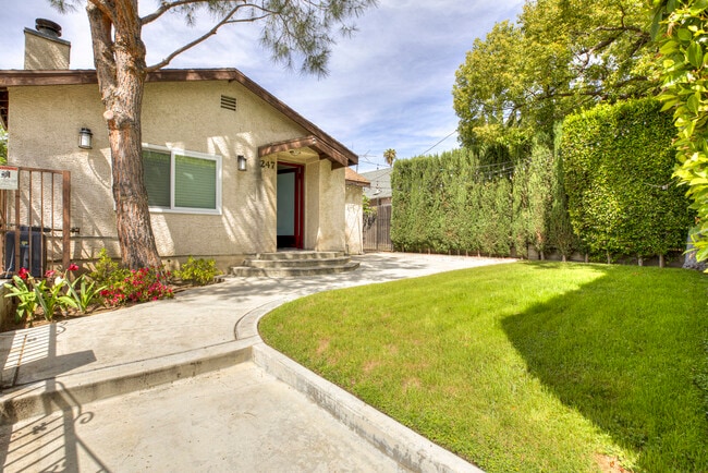 247 N Oak Ave in Pasadena, CA - Foto de edificio - Building Photo