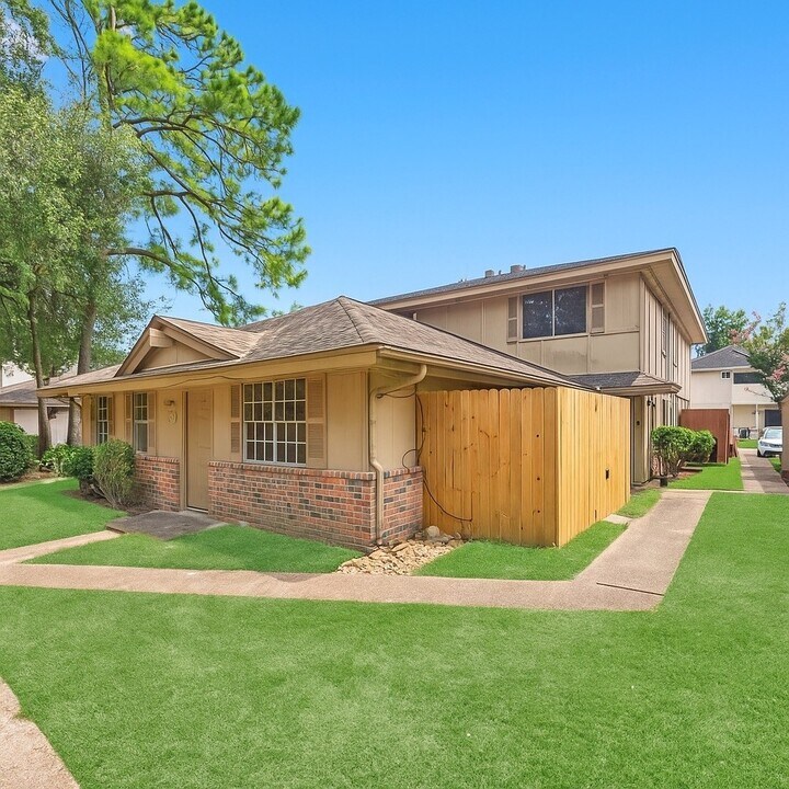 5634 Birchmont Dr in Houston, TX - Building Photo