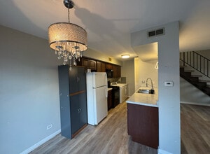 1687 Cornell Dr in Hoffman Estates, IL - Foto de edificio - Building Photo