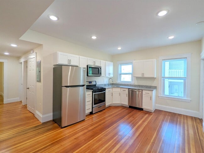 8 Lowell Cir, Unit 2