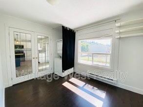 1570 Pasadena Rd in Kelowna, BC - Building Photo - Building Photo