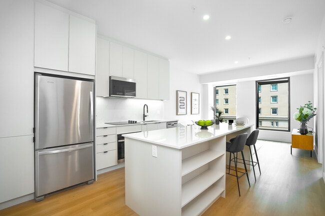 1270 Sherbrooke Rue E in Montréal, QC - Building Photo - Building Photo