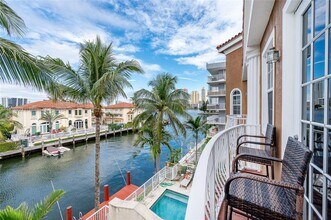 3909 NE 170th St in North Miami Beach, FL - Foto de edificio - Building Photo