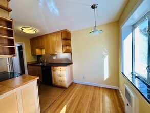 114 Pleasant St, Unit #104 in Arlington, MA - Foto de edificio - Building Photo