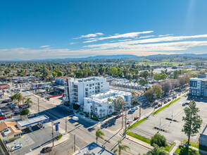 CAMBRIDGE COURT APARTMENTS in Canoga Park, CA - Foto de edificio - Building Photo