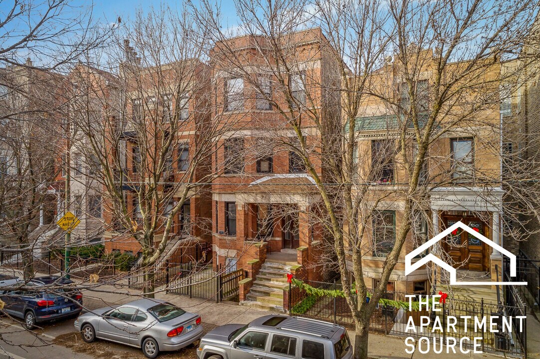 2326 N Southport Ave, Unit 2F in Chicago, IL - Building Photo