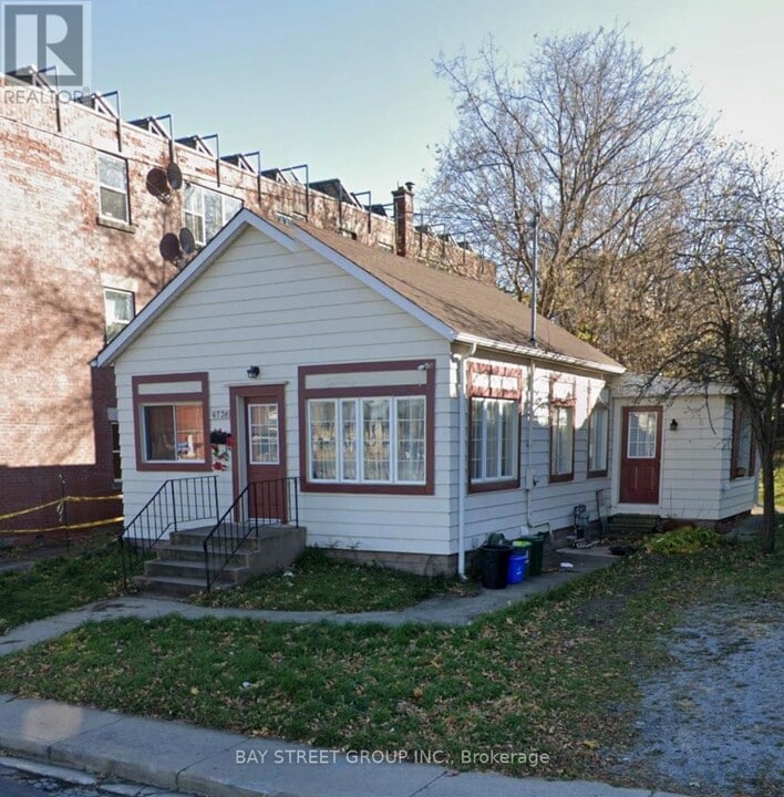 4738 Huron St in Niagara Falls, ON - Building Photo