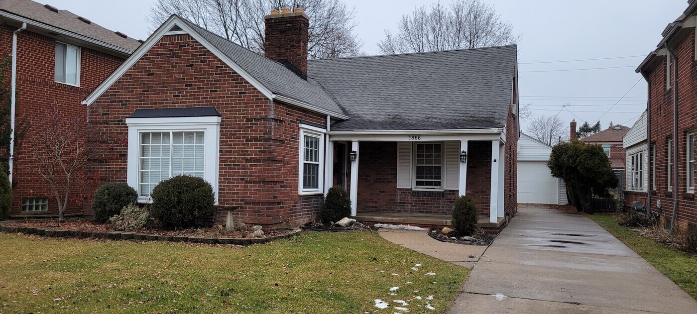 1866 Lochmoor Blvd in Grosse Pointe Woods, MI - Building Photo