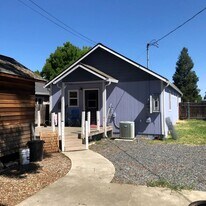 1019 W 12th St in Medford, OR - Building Photo