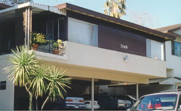 7149 Ramsgate Ave in Los Angeles, CA - Foto de edificio