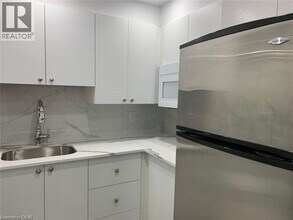 1005 Farmstead Dr in Milton, ON - Building Photo - Building Photo