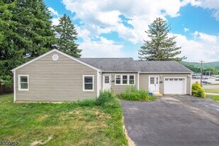 21 Walsh St in Franklin, NJ - Building Photo