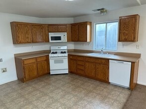 1724 E Country Ct in Visalia, CA - Building Photo - Building Photo