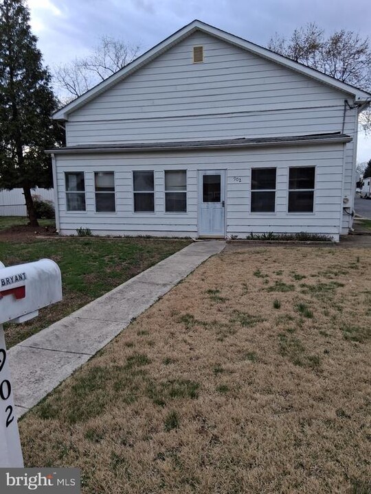 902 Rose Anne Rd in Glen Burnie, MD - Building Photo