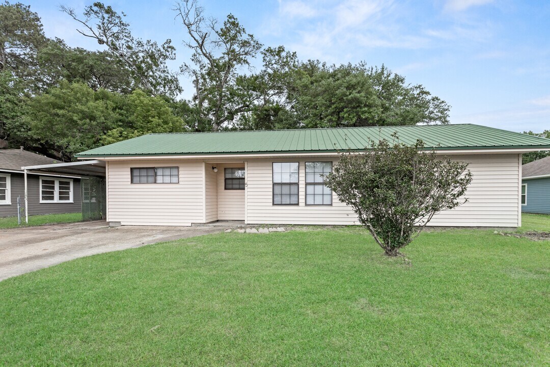 5 Circle F St in Orange, TX - Building Photo