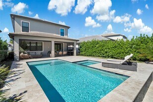 4642 Pinehurst Trl W in Oakland Park, FL - Building Photo