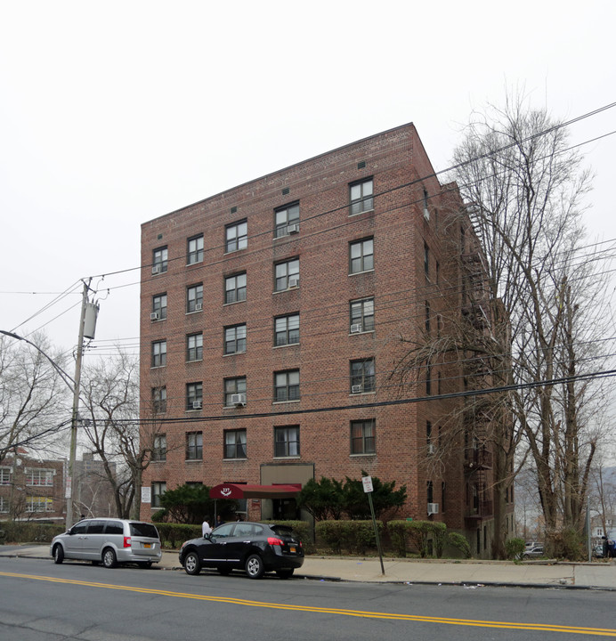 237 N Broadway in Yonkers, NY - Building Photo