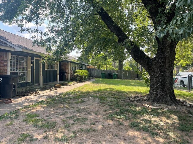 9775 Pine Lake Dr in Houston, TX - Building Photo - Building Photo