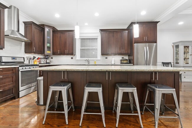 1324 W Grand Ave, Unit E2 in Chicago, IL - Building Photo - Building Photo