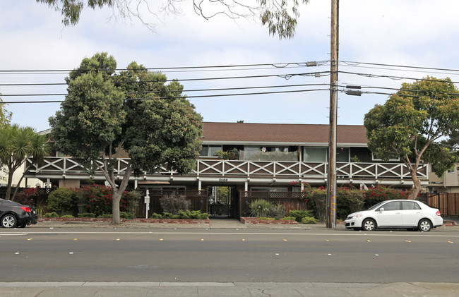 2209 Otis Dr in Alameda, CA - Foto de edificio - Building Photo