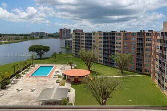 1750 NE 191st St in Miami, FL - Building Photo - Building Photo