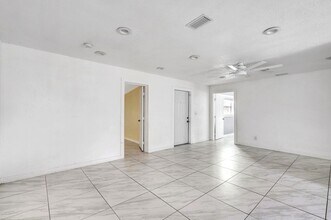 4389 Bellewood St in Palm Beach Gardens, FL - Foto de edificio - Building Photo