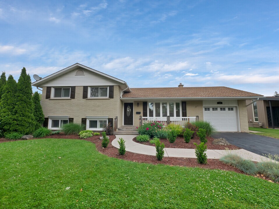 14 Clement Pl in St Catharines, ON - Building Photo