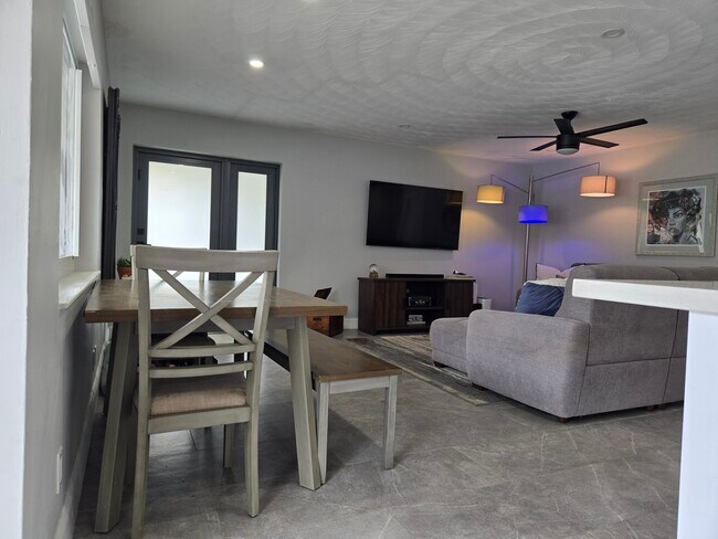 1634 NE 4th Pl, Unit Apt #4 in Fort Lauderdale, FL - Foto de edificio - Building Photo