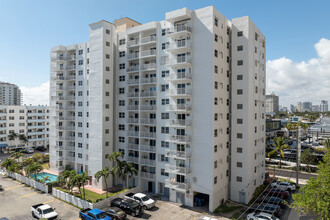 Leisure Beach Condominiums in Fort Lauderdale, FL - Building Photo - Building Photo