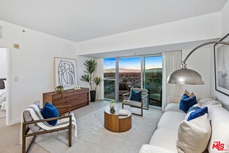 13700 Marina Pointe Dr in Marina Del Rey, CA - Foto de edificio - Building Photo
