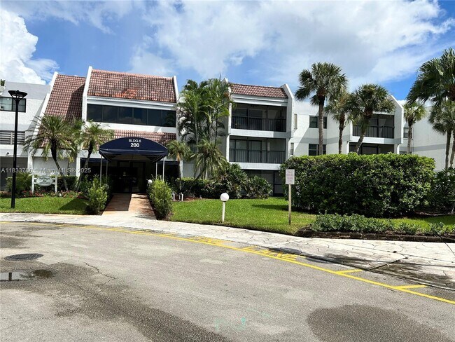 200 Lakeview Dr in Weston, FL - Building Photo - Building Photo