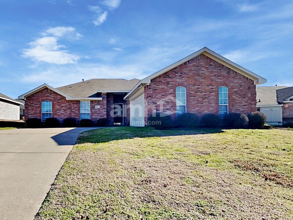 824 Wilderness Pass in Cedar Hill, TX - Building Photo