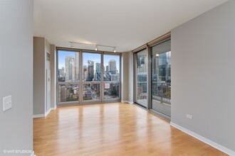 200 W Grand Ave, Unit 1301 in Chicago, IL - Building Photo - Building Photo