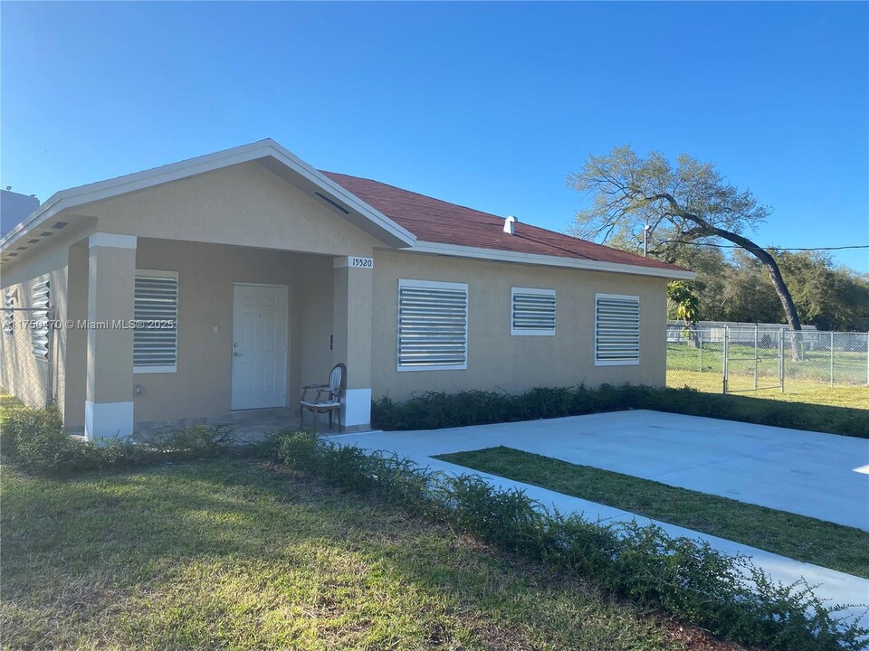 15520 NE 7th Ave in Miami, FL - Building Photo