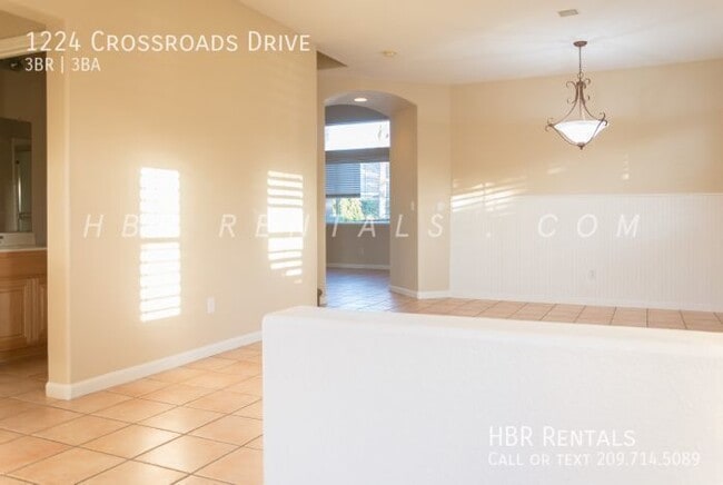 1224 Crossroads Dr in Tracy, CA - Foto de edificio - Building Photo