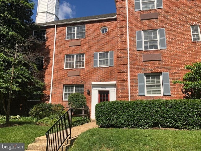 1700 W Abingdon Dr in Alexandria, VA - Foto de edificio - Building Photo