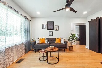 2450 Hillcrest Dr in East Point, GA - Building Photo - Building Photo