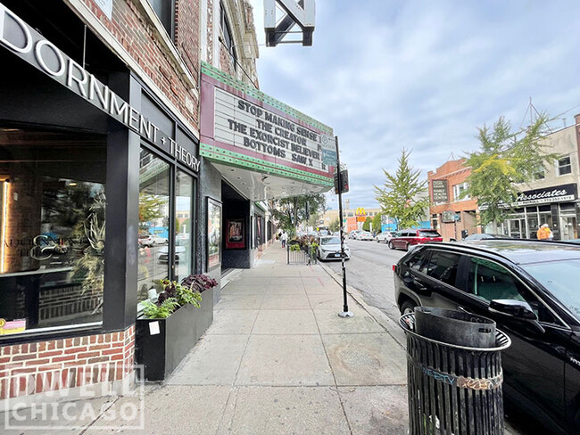 2640 N Milwaukee Ave in Chicago, IL - Foto de edificio - Building Photo