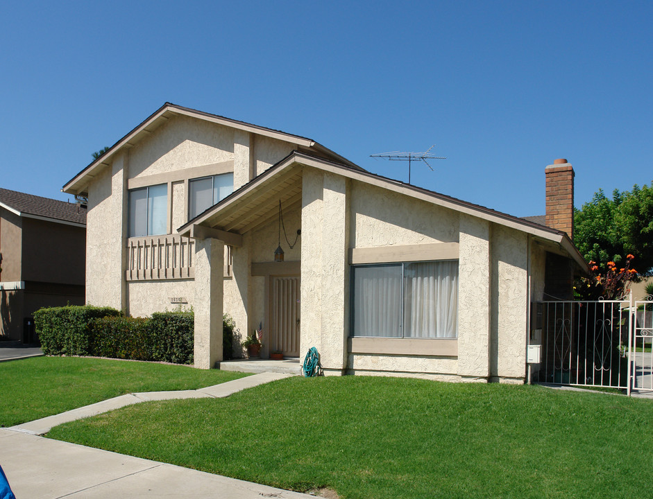 16561 Regina Cir in Huntington Beach, CA - Building Photo