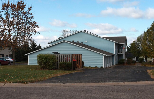 715 Shane Park Cir in Prescott, WI - Foto de edificio - Building Photo