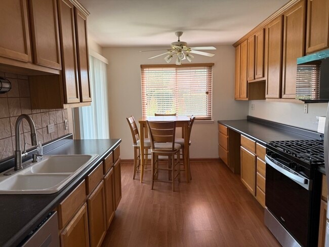 324 Oak Meadow Ct in Schaumburg, IL - Building Photo - Building Photo