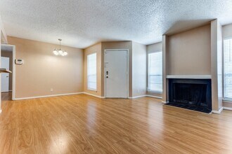 919 S Weatherred Dr in Richardson, TX - Building Photo - Building Photo