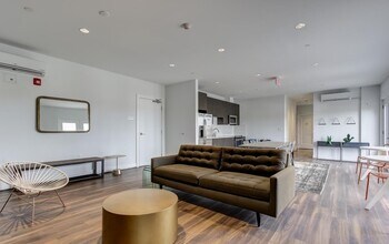 1111 Orren St NE, Unit 303 in Washington, DC - Foto de edificio - Building Photo