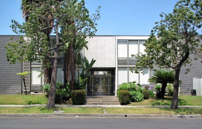 435 S. Gramercy Place, in Los Angeles, CA - Building Photo - Building Photo