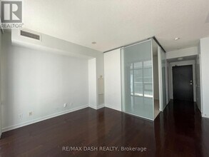 33 Charles St E in Toronto, ON - Building Photo - Building Photo