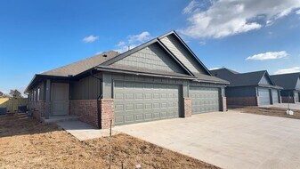 11502 University in Oklahoma City, OK - Building Photo