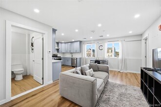 62 South St in Oyster Bay, NY - Building Photo - Building Photo