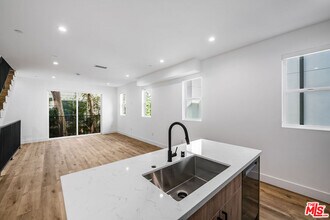 5042 Laurel Canyon Blvd in Los Angeles, CA - Building Photo - Building Photo