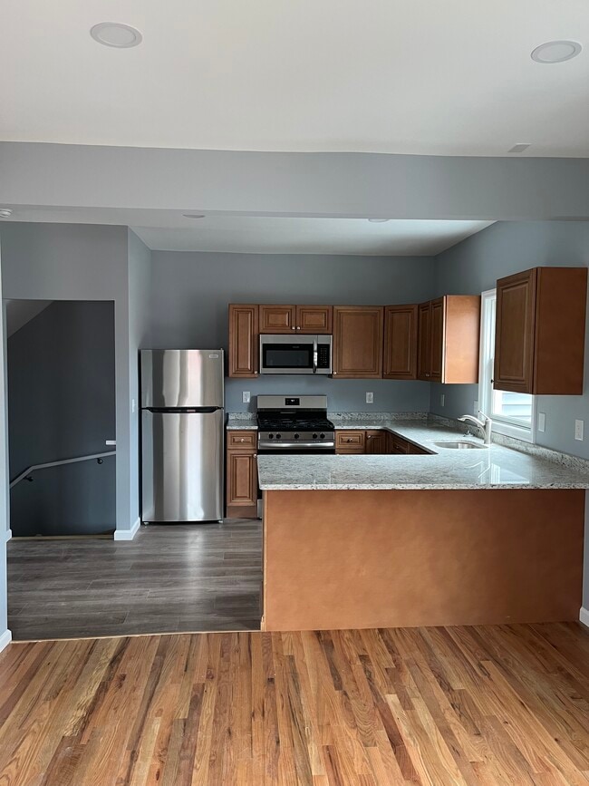 41 Henry St, Unit 41 Henry 2nd fl