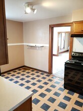 558 Monroe St, Unit Lower in Oshkosh, WI - Building Photo - Building Photo